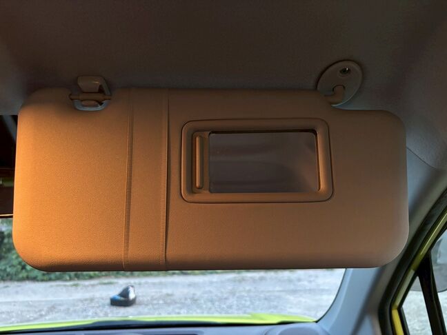 ミラー付きサンバイザー！カードの収納も可能です。【スペイド】